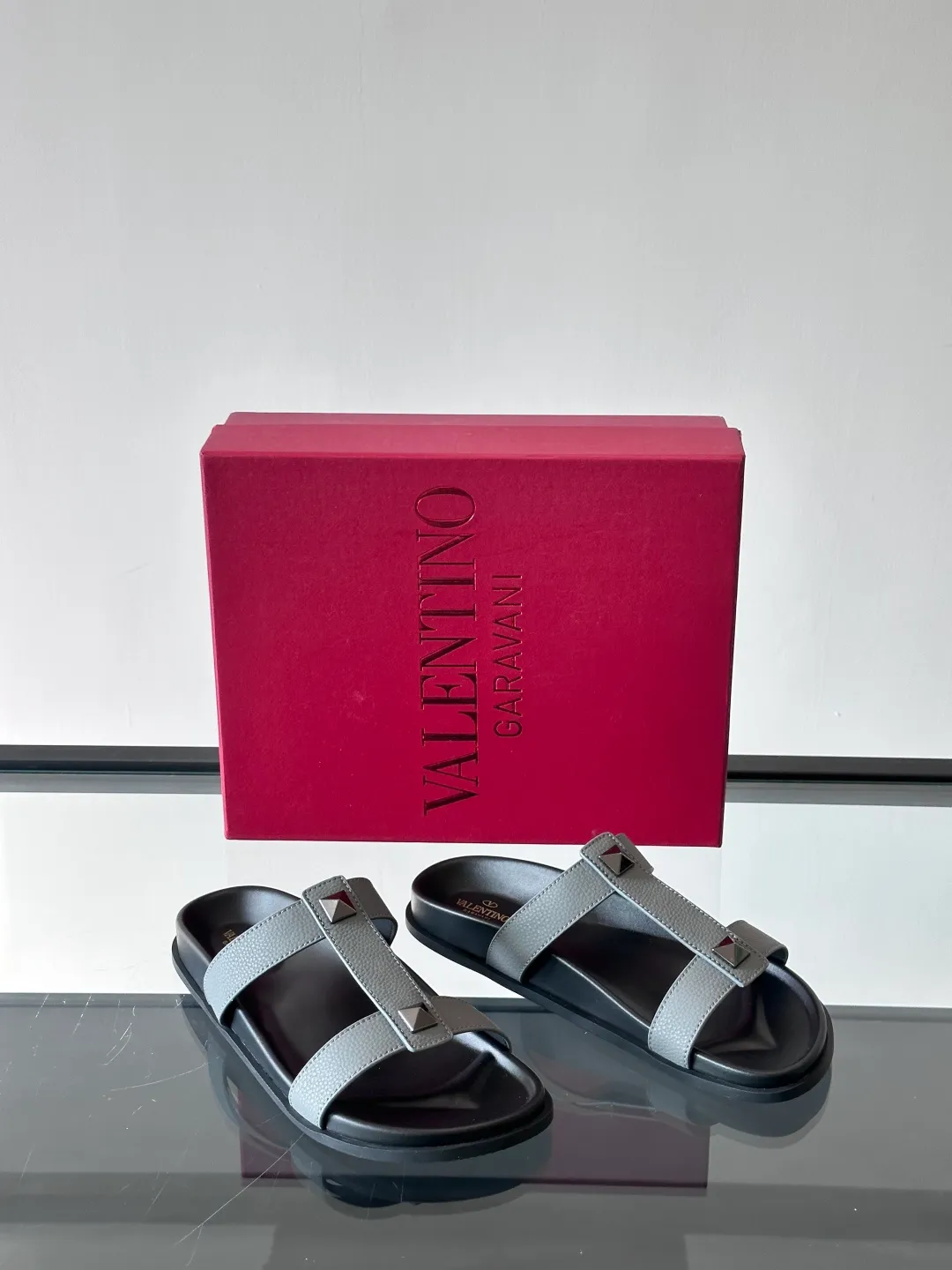 Men's shoes 💰p320 "VALENTINO" Valentino Men's 🧍‍♂️ Spring and summer new style metal rivet flat slippers, elegant sandals, the same style worn by celebrities, original molding, imported calfskin. Rubber outsole. Soft and durable, full set of counter packaging size: 39-44 (customized at 38.45.46)